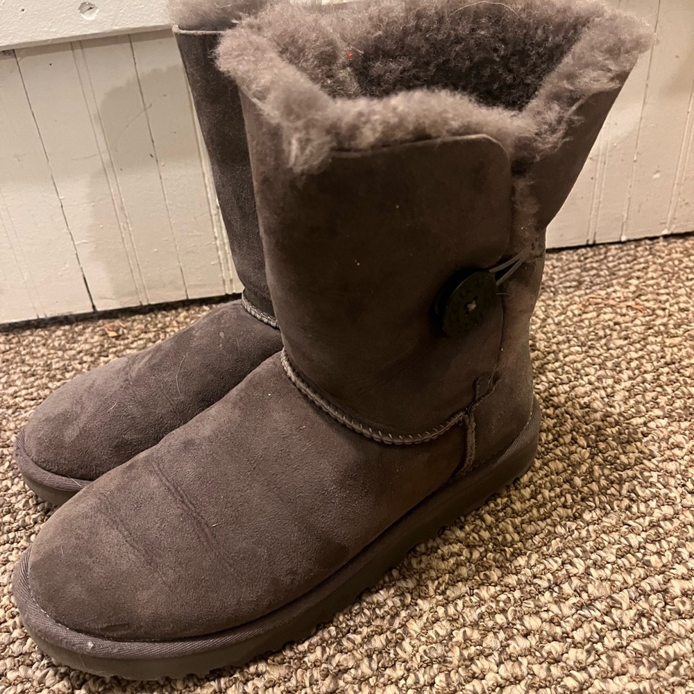 Ugg Bailey Boot - Size 9 - Grey
